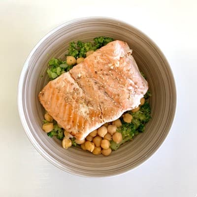 Salmón con garbanzos y brócoli