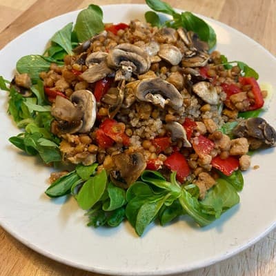 Ensalada templada de quinoa y  champiñones